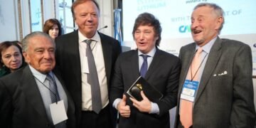 Milei recibió aplausos en IDEA mientras la comunidad universitaria lo repudió en las calles