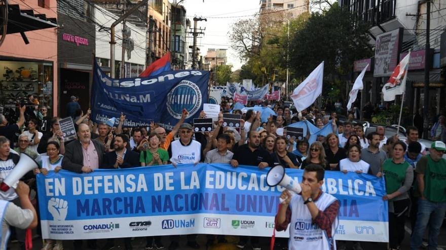 Milei redobla su cruzada ideológica contra las universidades y abre una puerta al arancelamiento
