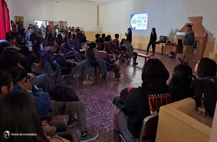 Prevención de grooming y riesgos en internet: charlas educativas en escuelas y comunidades