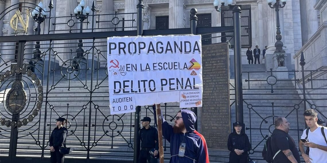 Quién es «Varela», el libertario que tiró gas pimienta en la Universidad de Quilmes contra una asamblea estudiantil