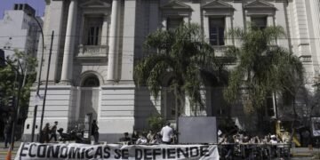 «¿Responden?, ¿respiran?»: universitarios y médicos le hicieron RPC a la educación y la salud pública en Plaza de Mayo