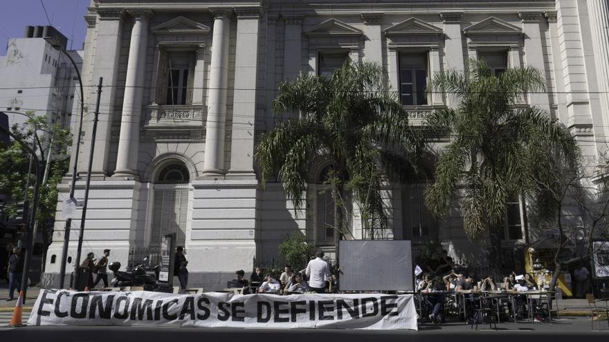«¿Responden?, ¿respiran?»: universitarios y médicos le hicieron RPC a la educación y la salud pública en Plaza de Mayo