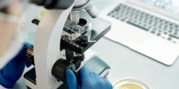 Salud adquirirá un microscopio de última generación para trasplantes de córneas