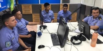 Alumnos de formación policial tienen su primera experiencia en radio local