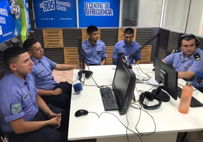 Alumnos de formación policial tienen su primera experiencia en radio local