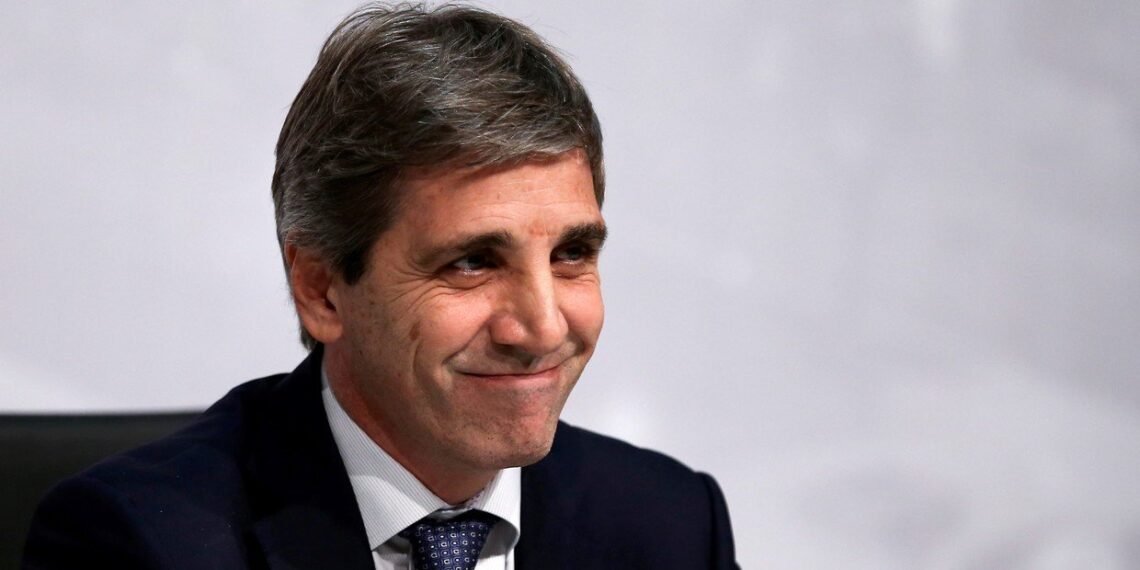 Caputo informó que el superavit financiero de octubre es de $523.000 millones