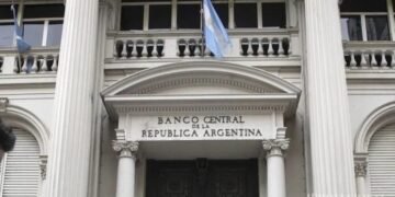 El Banco Central confirmó que el impuesto PAIS seguirá vigente y no será reemplazado