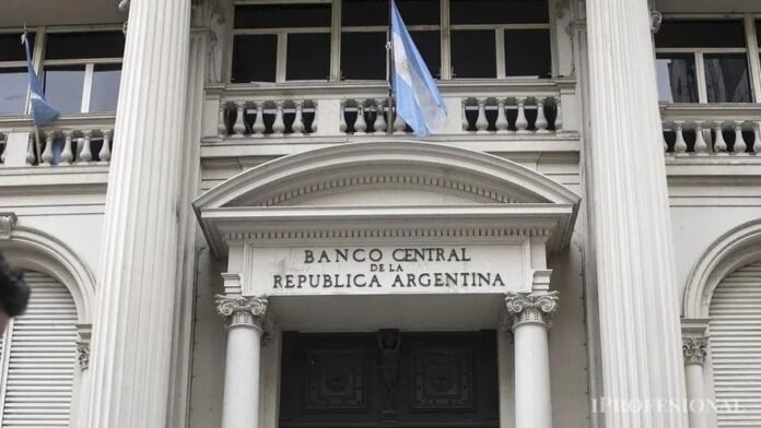 El Banco Central confirmó que el impuesto PAIS seguirá vigente y no será reemplazado