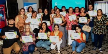 Entregan certificados de capacitaciones a taxistas, feriantes e informantes turísticos de la ciudad