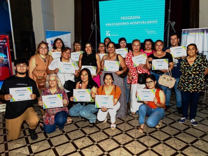 Entregan certificados de capacitaciones a taxistas, feriantes e informantes turísticos de la ciudad