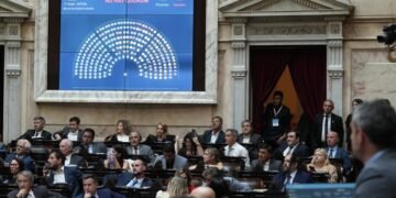 Gobernadores y opositores amenazan otra vez con voltear un DNU para que Milei acepte cambios en el Presupuesto 2025