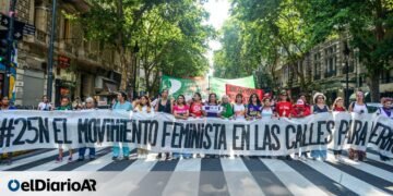 Movimientos feministas marcharon contra el gobierno de Javier Milei en el Día Mundial contra la Violencia de Género