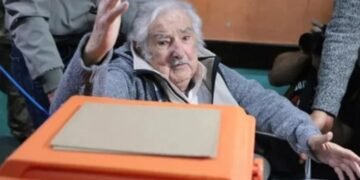 Yamandú Orsi se impuso en el balotaje y el Frente Amplio vuelve al poder en Uruguay