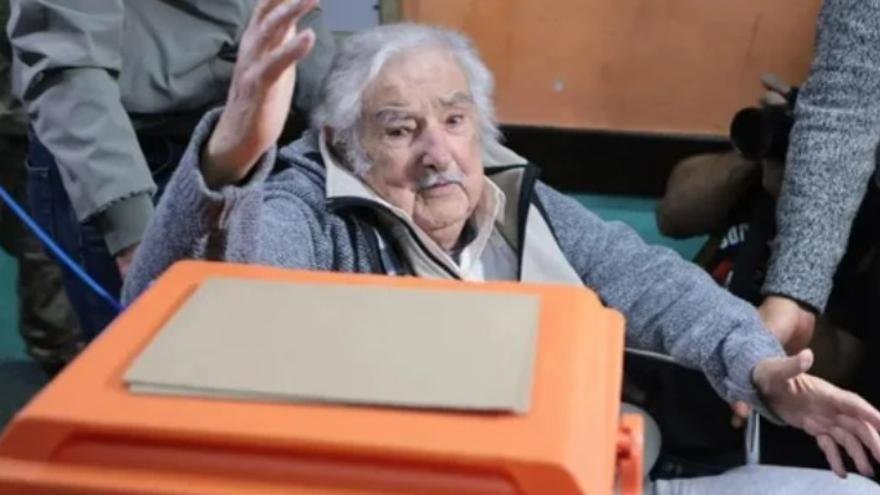 Yamandú Orsi se impuso en el balotaje y el Frente Amplio vuelve al poder en Uruguay