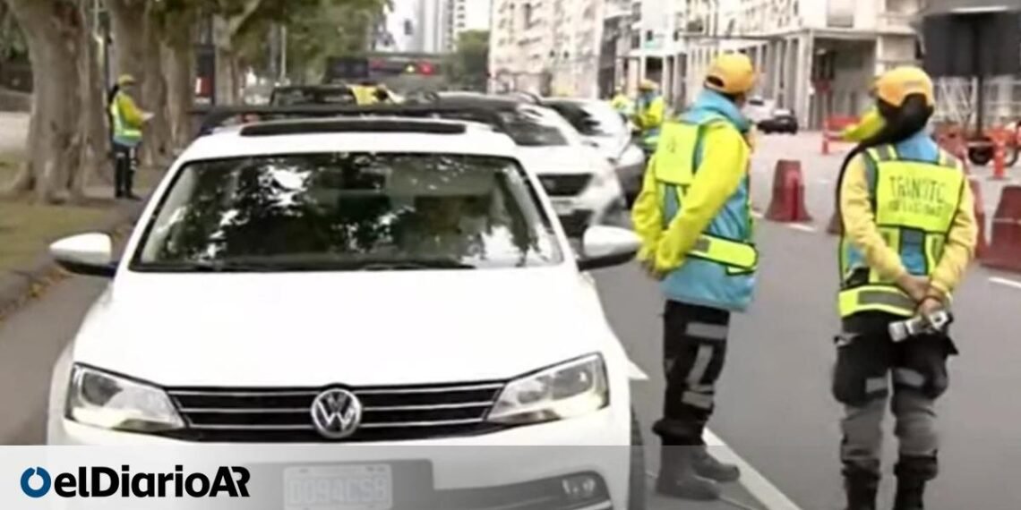 Dos conductores de autos diplomáticos rusos se atrincheraron para no realizarse el control de alcoholemia