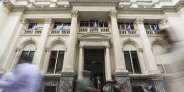 Las ventas en supermercados cayeron 17,8% en octubre, según el Indec
