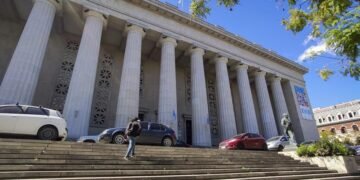 Milei quiere cobrarles la universidad a los extranjeros no residentes, pero no hay alumnos en esa condición