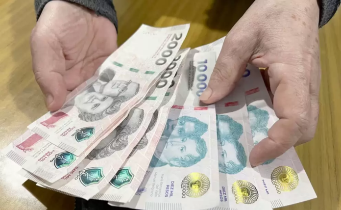 Según un informe de la UBA, el salario mínimo cayó un 30% durante 2024