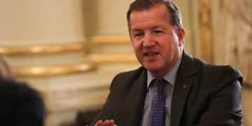 Adorni toma las riendas: absorbe la estructura de Prensa del Gobierno y suma tensión con Santiago Caputo