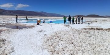 Denuncian que turistas ingresan ilegalmente a la Laguna Escondida en Antofalla, generando impacto ambiental