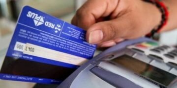 El Banco Central habilitó los pagos con tarjeta de débito en dólares