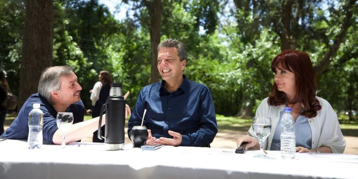 En las sombras del peronismo, Massa busca «outsiders» para disputarle las elecciones a Milei