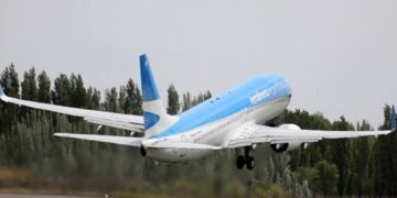 Extienden el Fondo Nacional de Turismo que incluye un impuesto que encarece 7% los pasajes al exterior