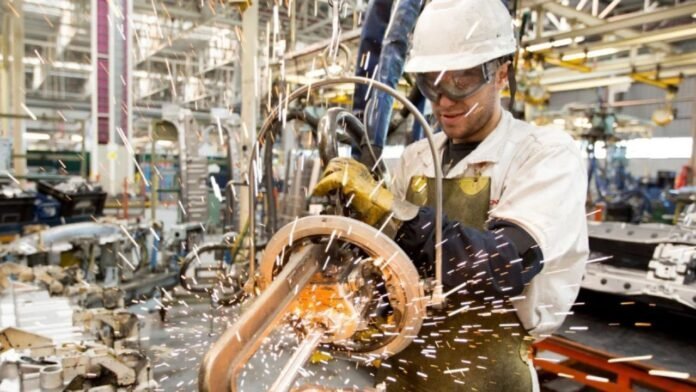 La industria pyme creció 7,3% interanual en diciembre, en tanto, el año cerró con una caída acumulada del 9,8%