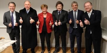 Luis Caputo y la misión del FMI discuten sobre el nuevo préstamo y el precio del dólar, bajo la presión de Georgieva