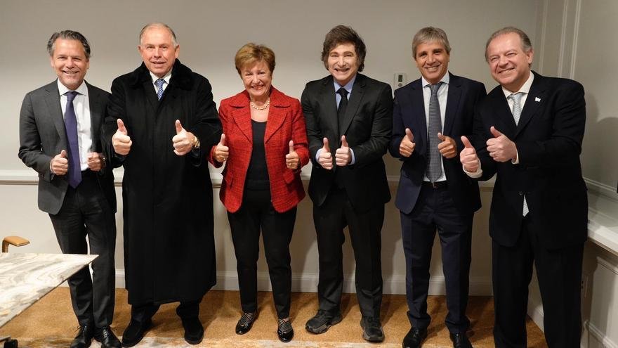 Luis Caputo y la misión del FMI discuten sobre el nuevo préstamo y el precio del dólar, bajo la presión de Georgieva