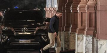 Santiago Caputo mueve los hilos en ARCA para blindar a Vázquez y genera ruido con su tío Toto