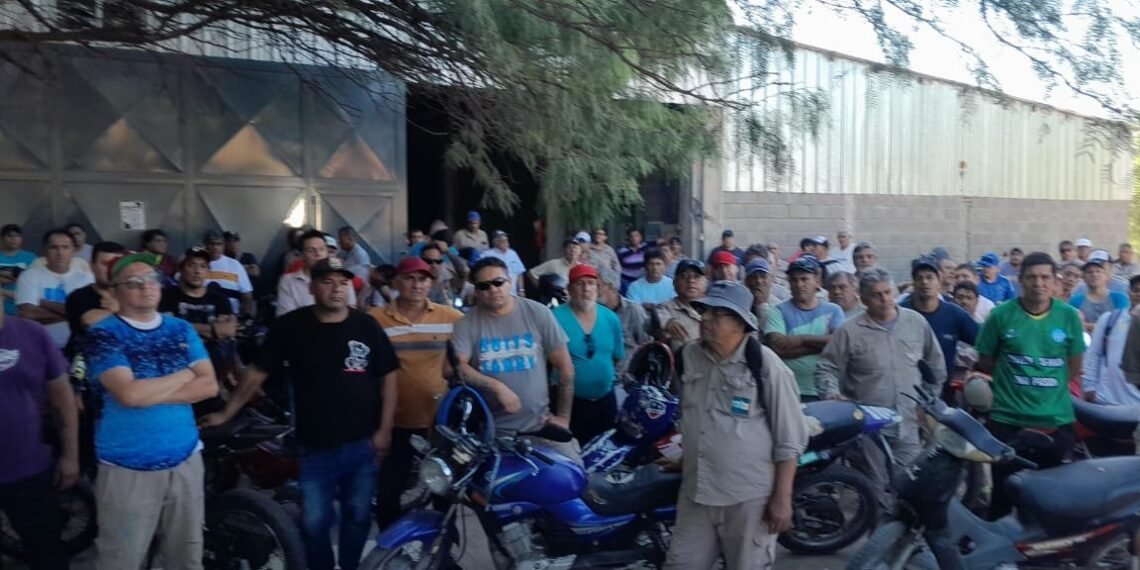 Trabajadores autoconvocados de Obras Públicas continúan su lucha por mejores condiciones salariales y la renuncia de dirigentes gremiales