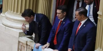 «Amenazas agravadas» y «cortitos» en los riñones: la denuncia penal de Manes contra Santiago Caputo