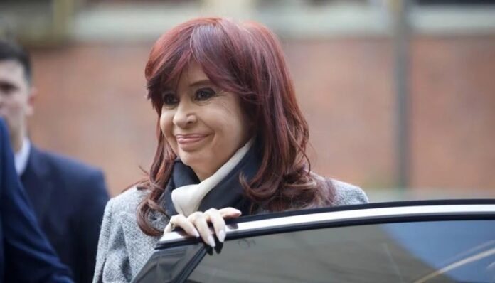 Cristina Kirchner vuelve a la escena pública y denuncia una “descomposición institucional”