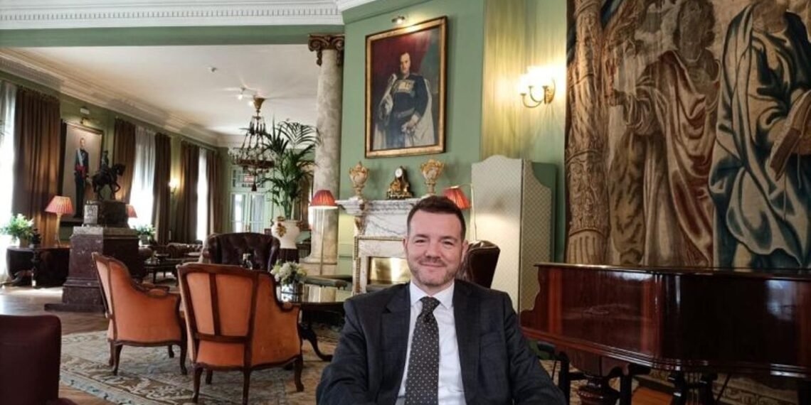 «Diplomacia de la libertad», el plan que se cocina en la embajada en España para eliminar el servicio exterior de la Nación
