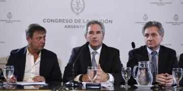 En una sesión al borde del escándalo, el Gobierno se prepara para aprobar un nuevo acuerdo con el FMI