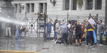 Exigen la renuncia de Bullrich por la represión y el Gobierno califica la agresión al fotógrafo de «un accidente no previsto»