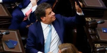 Facundo Manes denunciará a Santiago Caputo por amenazas tras un enfrentamiento en el Congreso