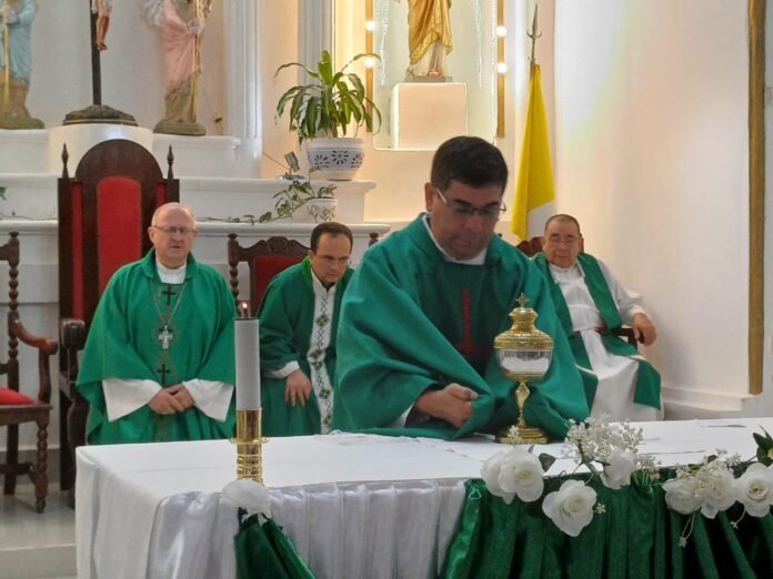 Gustavo Flores asumió como nuevo párroco de Tinogasta