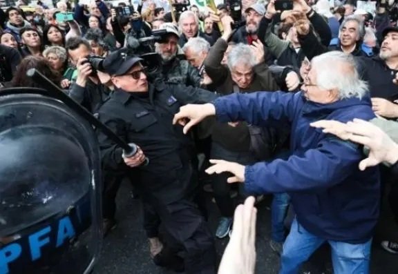 Hinchas de diversos clubes se suman a la próxima marcha de jubilados en el Congreso