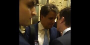 La provocación de Santiago Caputo en el Congreso pone en jaque su rol de “monje negro” en la cúpula libertaria