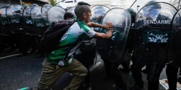 La represión policial convirtió a la marcha de jubilados e hinchas en un caos: heridos graves y más de 100 detenidos