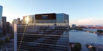 Milei frena la fusión Telecom-Telefónica y lanza una advertencia al Grupo Clarín