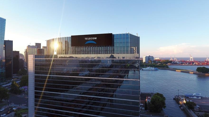 Milei frena la fusión Telecom-Telefónica y lanza una advertencia al Grupo Clarín
