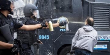 Milei suspende su viaje a Israel atento a la votación por el FMI y sigue la protesta desde la Casa Rosada