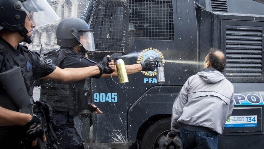 Milei suspende su viaje a Israel atento a la votación por el FMI y sigue la protesta desde la Casa Rosada