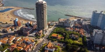 Montenegro busca alterar las últimas playas libres de cemento en Chapadmalal y beneficia a una empresa acusada de contaminar