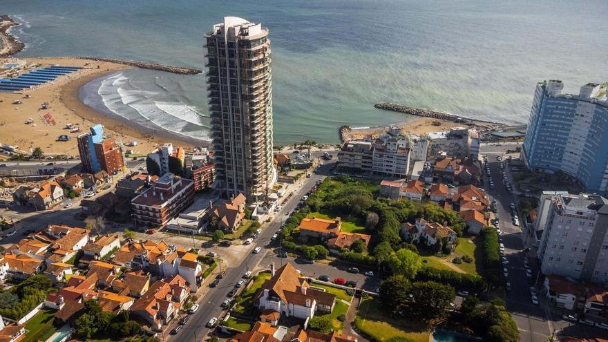 Montenegro busca alterar las últimas playas libres de cemento en Chapadmalal y beneficia a una empresa acusada de contaminar