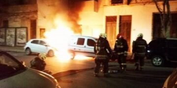 Ataque incendiario frente a la sede del PJ: destruyeron ocho autos y una moto