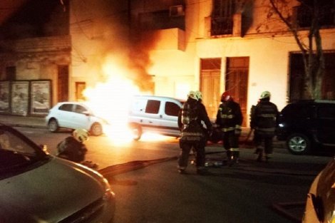 Ataque incendiario frente a la sede del PJ: destruyeron ocho autos y una moto